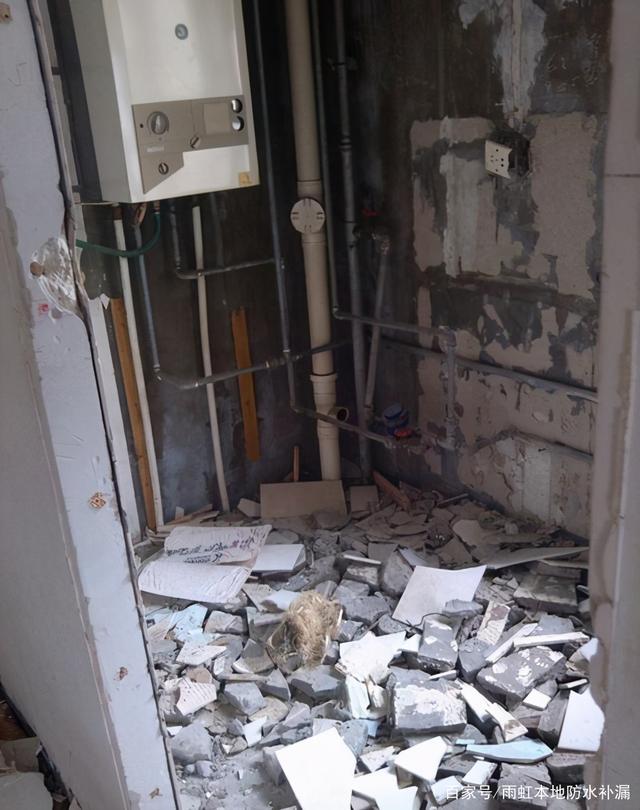 卫生间墙砖掉了几块怎么补救(卫生间墙砖脱落了有什么办法补救)