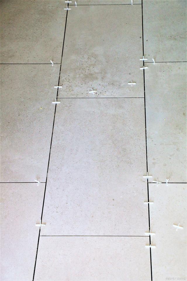 瓷砖地砖空鼓了怎么办视频教程(瓷砖地砖空鼓了怎么办视频教程图片)